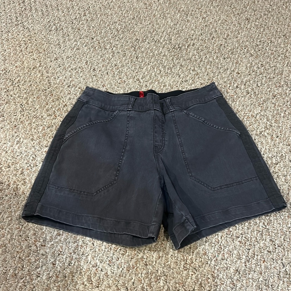 Spanx Women’s Gray Sunshine Pull-on shorts